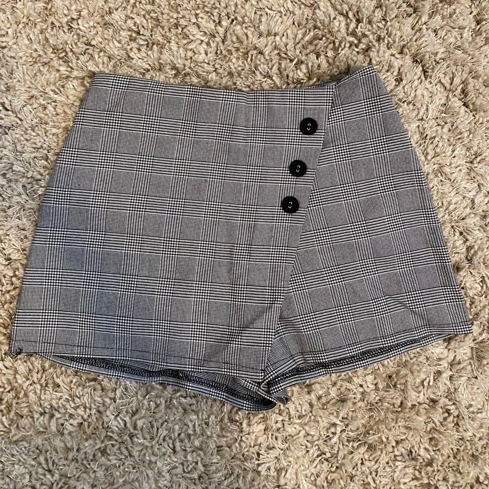 Forever 21 Black/ White Skort / Size Small